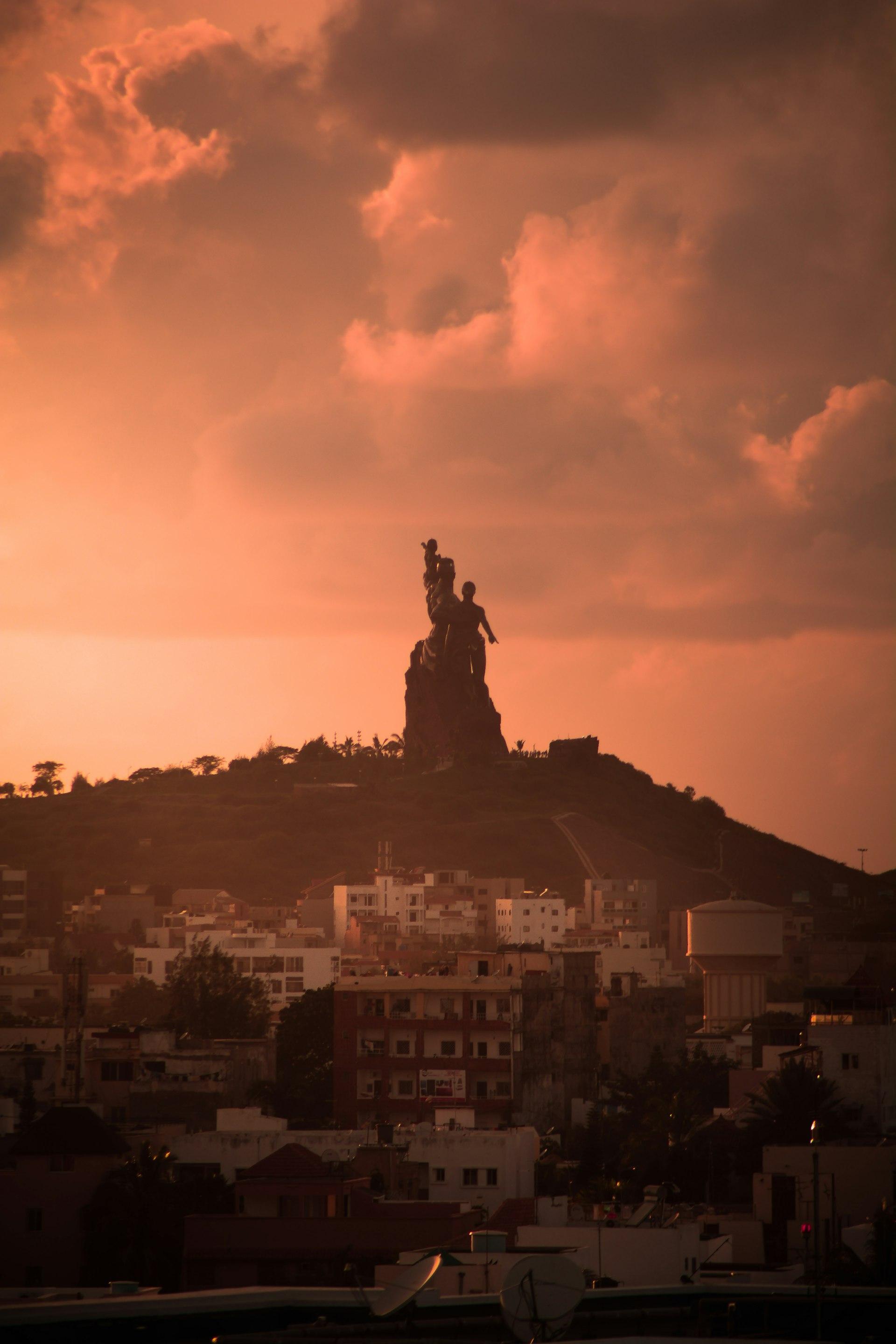 Le Monument de la Renaissance africaine à Dakar au coucher du soleil